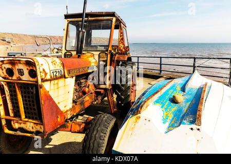 Rusty a utilisé le tracteur sur la plage pour sortir des bateaux, Rusty, tracteur David Brown 1210 Tracteur, vieux tracteur, tracteur, tracteur antique rouille, tracteurs, Banque D'Images