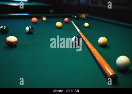 Jouer au billard. Boules de billard cue et vert sur une table de billard. Concept sport billard. Banque D'Images