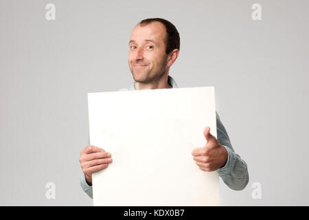 Man détient le signe vierge dans un studio fond blanc. Banque D'Images