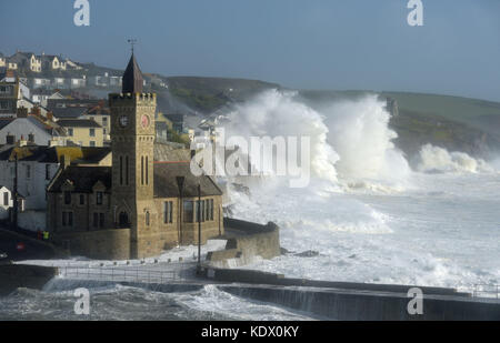 Les vagues se brisent autour de l'église dans le port de Porthleven, dans les Cornouailles, alors que l'ouragan Ophelia frappe le Royaume-Uni et l'Irlande avec des rafales allant jusqu'à 80 km/h. Banque D'Images