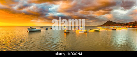 Des bateaux de pêche à l'heure du coucher de soleil. Un paysage extraordinaire.. l'Ile Maurice. panorama Banque D'Images