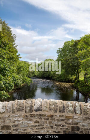 Vue de la rivière swale de ivelet bridge près de gunnerside dans swaledale, Yorkshire Dales, Angleterre. Banque D'Images