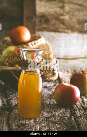 Vinaigre de pomme. bouteille de vinaigre bio apple sur fond de bois sain. d'aliments biologiques. Banque D'Images