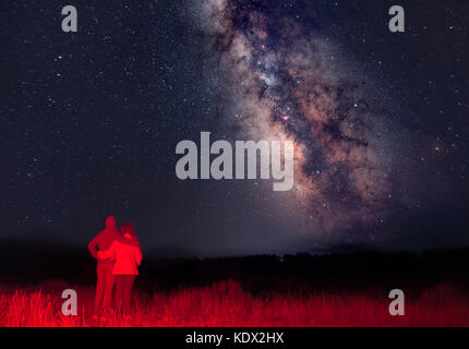 Couple à la recherche de la voie lactée Banque D'Images