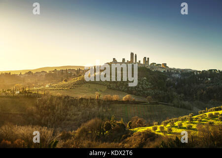 Tours de ville médiévale de San Gimignano et la campagne skyline panorama du paysage sur le coucher du soleil. La toscane, italie, europe. Banque D'Images