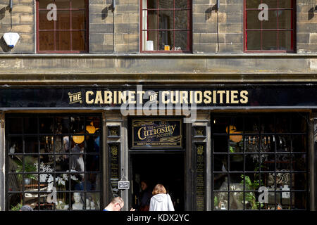 Pennines village, Haworth dans le West Yorkshire, Angleterre. Le cabinet de curiosités sur l'abrupte Rue principale Banque D'Images