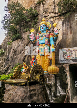 Le dieu hindou Vishnu qui représente le soleil et la lumière, se situe à l'entrée de la caverne à Ramayana de grottes de Batu, Kuala Lumpur, Malaisie. Banque D'Images