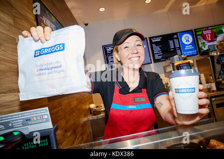 L'échange de Bolton s'ouvre avec une nouvelle boutique à l'intérieur en photo manager Greggs Jen Groupe EckersleyJRW rebrand à maturité. Banque D'Images