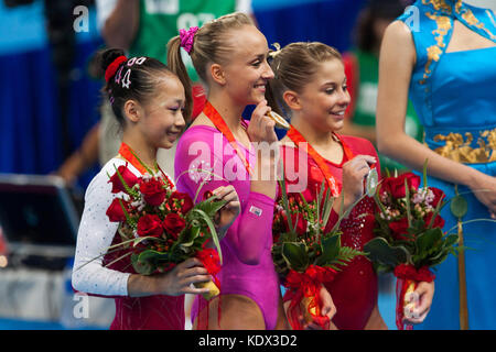 Nastia Liukin (États-Unis)-c- médaillée d'or en gymnastique féminine avec Shawn Johnson (États-Unis) argent et Yilin Yang (CHN) bronze au 2008 Banque D'Images