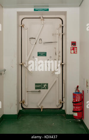 Porte de cloison étanche sur un porte-conteneurs Banque D'Images