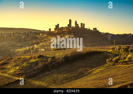 Tours de ville médiévale de San Gimignano et la campagne skyline panorama du paysage sur le coucher du soleil. La toscane, italie, europe. Banque D'Images