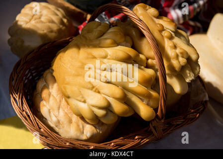 Fromage artisanal dans la région de farmer's market en Transylvanie, Roumanie. Banque D'Images