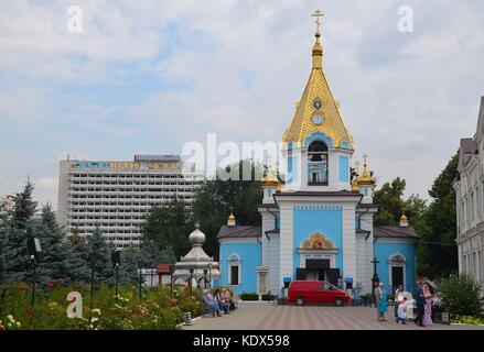 Chisinau, la capitale de la République de Moldova : un monastère orthodoxe et le National Hôtel abandonné Banque D'Images