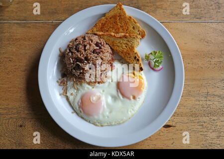 Petit-déjeuner des 'Tipico, hôtel Banana Azul, Playa Negra, Puerto Viejo de Talamanca, province de Limón, mer des Caraïbes, le Costa Rica, Amérique Centrale Banque D'Images