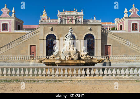 Fontaine de l'estoi palace dans le village d'estoi. Monument, hôtel et national monument qui est un excellent exemple de l'architecture romantique Banque D'Images