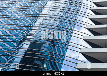 Immeuble de bureaux moderne abstrait fragment d'architecture, les murs de verre et d'acier par des réflexions de blue cloudy sky Banque D'Images