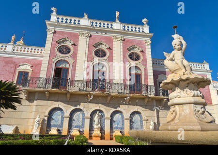 Fontaine de l'estoi palace dans le village d'estoi. Monument, hôtel et national monument qui est un excellent exemple de l'architecture romantique Banque D'Images