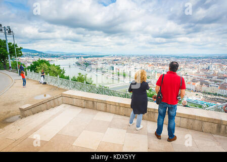 Les touristes, la ville de Budapest vue depuis les hauteurs de la Liberation Monument sur Gellert-Hegy hill vers le centre de Budapest, Hongrie. Banque D'Images
