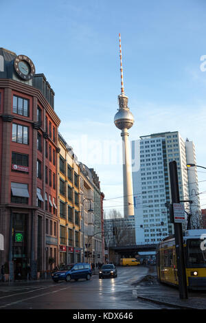 Berlin, Allemagne - 8 jan 2011 : Alexanderplatz - principale place publique dans le centre de Berlin, la tour de télévision. Banque D'Images