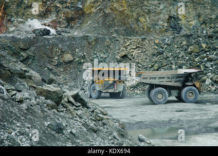 Mining Trucks dans la mine d'or de Papouasie-Nouvelle-Guinée Banque D'Images
