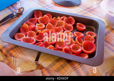 Le bac de tomates séchant au soleil Banque D'Images