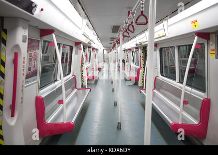 Guangzhou,china - dec,6,2016:guangzhou city metro ligne 5,c'est le plus de monde en ligne guangzhou,mais ce jour est le nouvel an chinois, beaucoup de peuples autochtones Retour Banque D'Images