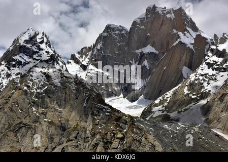 Des pics escarpés de hautes montagnes : glacier blanc neige éternelle et des falaises de glace sous le ciel sombre dans les nuages, de l'himalaya. Banque D'Images