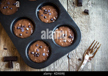 Brownie au chocolat fait maison de base ou muffins pâte crue dans la casserole de cuisson (cuisson). du chocolat fait maison, des muffins ou cupcakes brownies. Banque D'Images