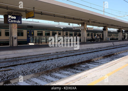 La gare de Pise dans la région toscane de l'Italie. Banque D'Images