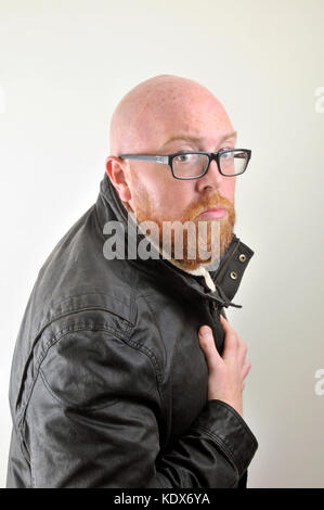 L'homme en manteau avec lunettes sur Banque D'Images