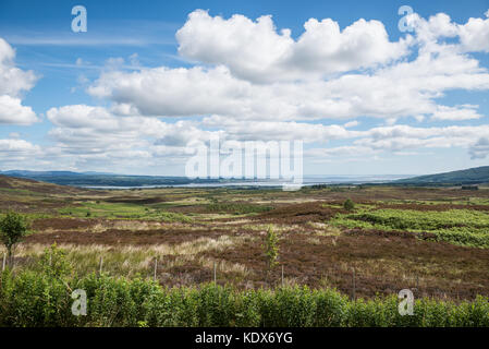 À la recherche sur l'Estuaire de Cromarty et Cromarty, pont de l'A832 dans les montagnes de l'Ecosse, sur une claire journée d'été. Banque D'Images