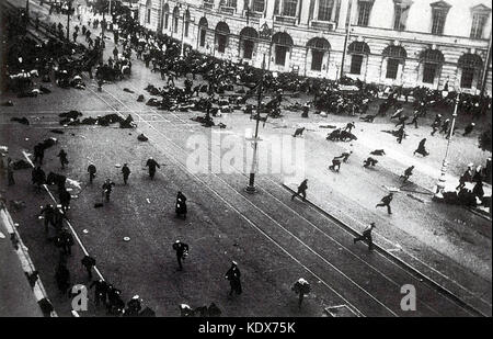 Journées de juillet. l'armée vient d'ouvrir le feu sur des manifestants de rue. petrograd (Saint-Pétersbourg), le 4 juillet 1917. manifestation de rue sur la perspective Nevski juste après que les troupes du gouvernement provisoire ont ouvert le feu avec des mitrailleuses. Banque D'Images