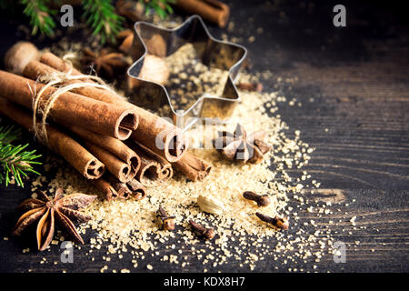 Épices et ingrédients de noël. des bâtons de cannelle, d'anis étoile, muscade, girofle, cardamome, le sucre brun et la poudre de cacao pour Noël gâteau, cuire Banque D'Images