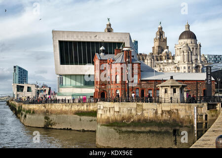 Pier Head, Liverpool. UK. Le nouveau Musée de Liverpool, avec le Mersey Ferry Terminal et le port de Liverpool Building en arrière-plan Banque D'Images