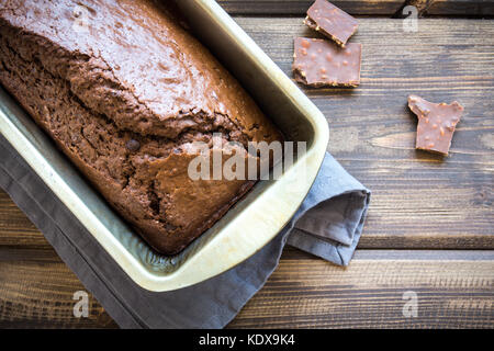 Quatre-quarts au chocolat avec du rhum et de pastilles de chocolat dans le plat de cuisson pâtisserie au chocolat faits maison. pour le petit-déjeuner ou un dessert. Banque D'Images