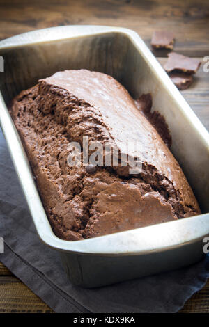 Quatre-quarts au chocolat avec du rhum et de pastilles de chocolat dans le plat de cuisson pâtisserie au chocolat faits maison. pour le petit-déjeuner ou un dessert. Banque D'Images