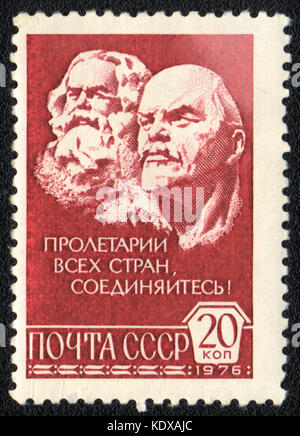 Un timbre-poste imprimé en urss montre les travailleurs de tous les pays, unissez-vous ! Karl Marx et Lénine, vers 1976 Banque D'Images