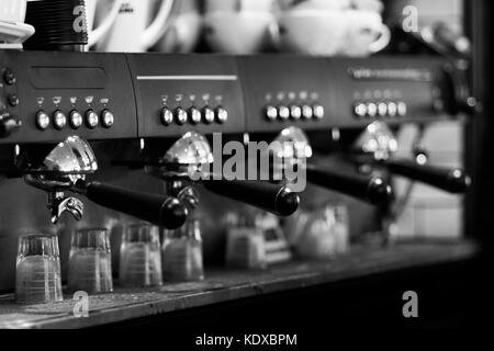 Machines à café pris dans un café local en noir et blanc Banque D'Images