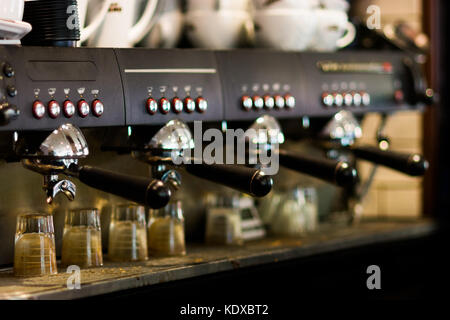 Machines à café pris dans un café local Banque D'Images