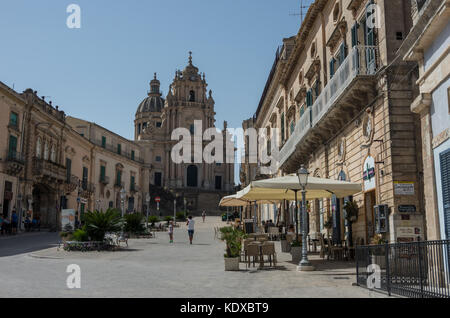 Ragusa, Italie - 2 septembre 2017 : la cathédrale Saint George baroque de Modica et la place du Duomo de la province de Raguse en Sicile en Italie Banque D'Images