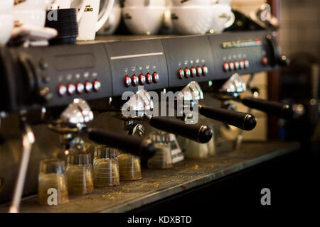 Machines à café pris dans un café local Banque D'Images