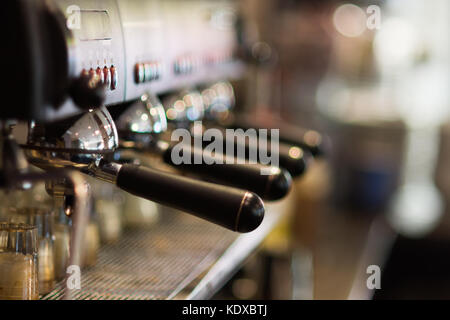 Machines à café pris dans un café local Banque D'Images