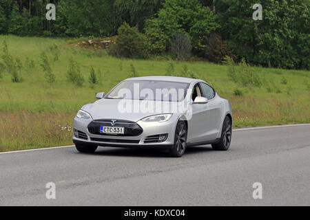 PAIMIO, FINLANDE - 23 JUIN 2016 : la voiture électrique gris Tesla Model S se déplace le long d'une route asphaltée dans le sud de la Finlande en été. Banque D'Images