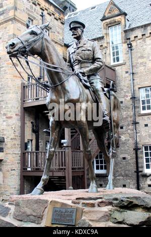 Le comte Haig Memorial est une statue équestre en bronze situé à l'intérieur des murs du château d'Édimbourg. Banque D'Images