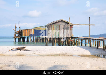 Boat House jetée sur l'île de Koh rong dans la baie de la Thaïlande au Cambodge Banque D'Images