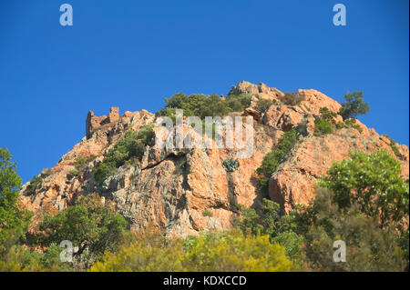 Le massif de l'Esterel est une chaîne de montagnes côtières méditerranéennes dans les départements du Var et des alpes-maritimes dans le sud-est de la france.Idéal pour la randonnée. Banque D'Images