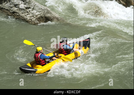 Rafting en eau vive dans les gorges du Verdon en Provence Banque D'Images