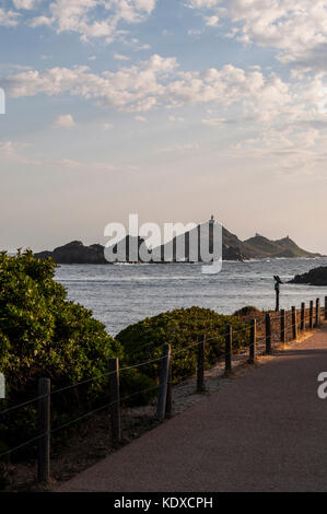 Corse, Ajaccio : le coucher du soleil et le sentier panoramique avec vue sur les îles sanguinaires (îles sanglantes), le célèbre quatre îles de porphyre rouge foncé Banque D'Images