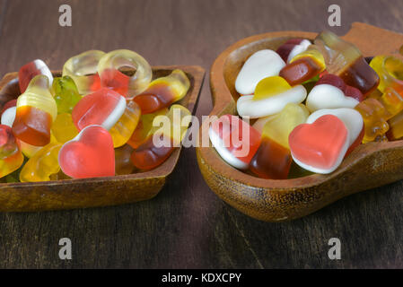 Bol avec gummy candy (selective focus) sur fond de bois Banque D'Images