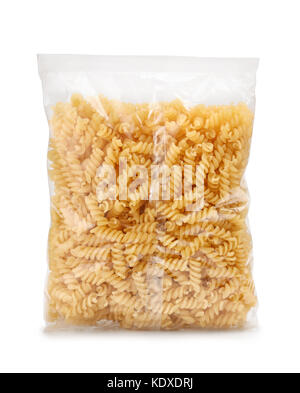 Sac en plastique des pâtes fusilli isolated on white Banque D'Images